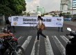  Aksi kampanye peduli pejalan kaki di kawasan Lampu Merah Tugu Tani, Jakarta Pusat, Senin (6/5). (Republika/Prayogi)