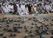  Jamaah shalat di luar Masjidil Haram di kota suci Makkah, Arab Saudi, Selasa (23/10).  (Hassan Ammar/AP)