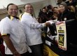   Ketua Fraksi PKS DPR Hidayat Nur Wahid bersama Sekjen PKS Taufik Ridho (kedua kiri) menyerahkan berkas saat pendaftaran Bacaleg di kantor KPU, Jakarta, Selasa (16/4).    (Republika/Yasin Habibi)