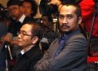  Ketua Komisi Pemberantasan Korupsi Abraham Samad (kanan) bersama pimpinan KPK Adnan Pandu Praja (kiri) mengikuti sidang terbuka Komite Etik di gedung KPK, Jakarta, Rabu (3/4).  (Republika/Adhi Wicaksono)