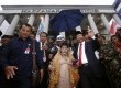  Mantan Ketua Mahkamah Konstitusi Mahfud MD bersama istri memberikan salam perpisahan kepada para pendukungya di Gedung MK, Jakarta, Senin (1/4). (Republika/Adhi Wicaksono)