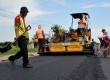  Sejumlah pekerja menyelesaikan perbaikan jalan di jalur pantura wilayah Indramayu, Jawa Barat, Ahad (28/7). (Republika/Prayogi)
