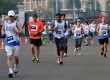   Sejumlah peserta mengikuti lomba lari Jakarta Marathon 2013, Ahad (27/10).  (Republika/Prayogi)