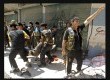 Tentara Pembebasan Suriah menggotong anggotanya yang tertembak saat bentrok dengan militer rezim di Aleppo (Goran Tomasevic/Reuters)