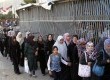 Wanita Palestina melewati sebuah pos pemeriksaan Israel di ruang terbuka sementara pria harus melalui jalan yang diberi pagar untuk menuju Masjid Al Aqsa di Yerusalem, Jumat (10/8).   (Nasser Shiyoukhi/AP)