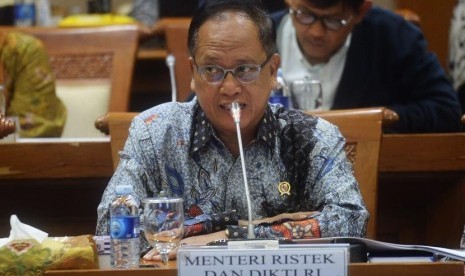 Menristekdikti Mohamad Nasir menyampaikan pandangannya dalam rapat kerja dengan Komisi VII DPR di Kompleks Parlemen, Senayan, Jakarta, Selasa (30/1).