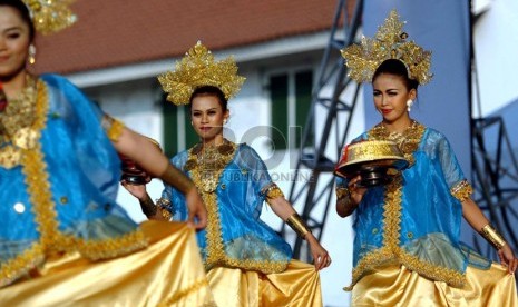   Tarian Maduppa dari Sulawesi Selatan dalam acara Festival Seni dan Budaya Nusantara yang digelar di Kota Tua, Jakarta Utara, Sabtu (23/8). (Republika/Raisan Al Farisi)