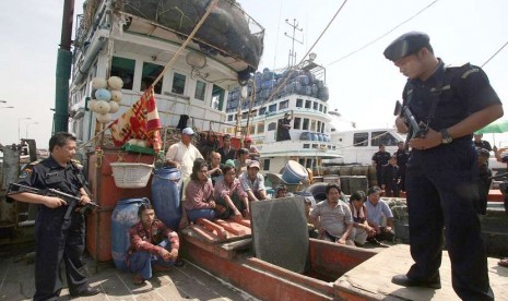 Petugas mengamankan sejumlah ABK warganegara asing yang melakukan pencurian ikan (Illegal Fishing),