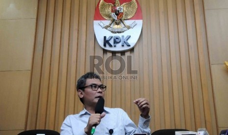 Deputi Pencegahan KPK Johan Budi menggelar jumpa pers terkait putusan Hakim tunggal Sarpin Rizaldi terhadap Budi Gunawan di Gedung KPK, Jakarta, Senin (16/2).  (Republika/Agung Supriyanto)