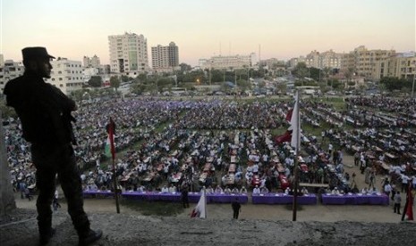 Ribuan warga Palestina berbuka puasa bersama di kota Gaza, Palestina. (AP/Adel Hana)