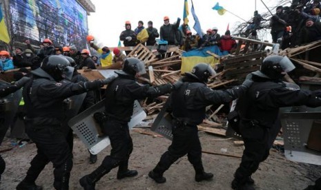 Aksi demonstrasi di Ukraina, para pengunjuk rasa berhadapan dengan barikade polisi setempat.