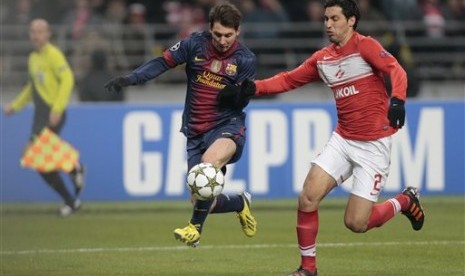 Dua Gol Messi Loloskan Barcelona