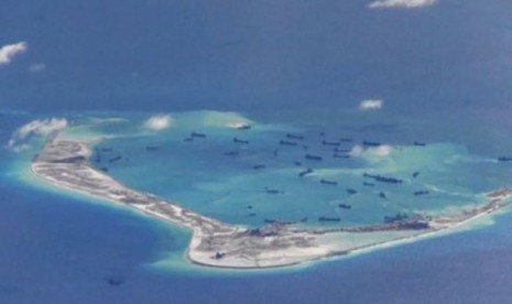  Aktivitas pembangunan pulau buatan di terumbu karang Mischief Reef di wilayah Kepulauan Spratly.