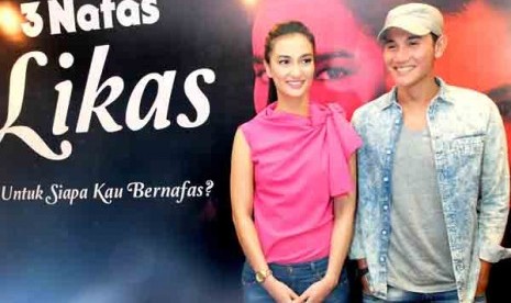 Aktris Atiqah Hasiholan (kiri) bersama aktor Vino G Bastian menghadiri syukuran film 3 Nafas Likas di Jakarta, Selasa (22/4). 