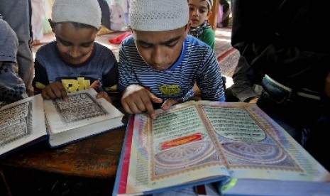 Anak-Anak India tengah membaca Alquran
