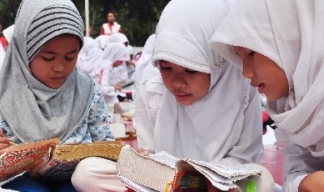 Anak-anak tengah membaca Alquran