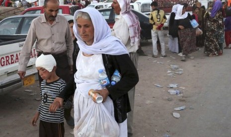 Anggota komunitas etnik Yazidi yang melarikan diri dari serangan ISIS, Sabtu (9/8). 