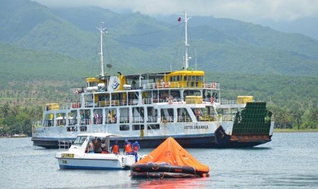  Anggota Tim SAR merapat di Pelabuhan Kayangan usai melakukan pencarian korban kapal feri Munawar yang tenggelam di perairan Selat Alas, Selong, Lombok Timur, NTB, Jumat (3/1).