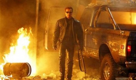 Arnold Schwarzenegger dalam adegan di Terminator 3 'Rising The Machine'.