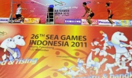 Atlet bulutangkis melakukan latihan di Lapangan Istora Senayan, Jakarta, jelang pertandingan SEA Games 2011.
