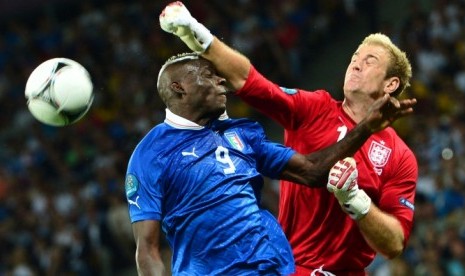 http://static.republika.co.id/uploads/images/detailnews/balotelli-berjibaku-dengan-kiper-inggris-joe-hart-_120625042036-748.jpg