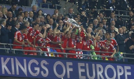 Bayern Muenchen merayakan trofi Liga Champions 2012/2013.