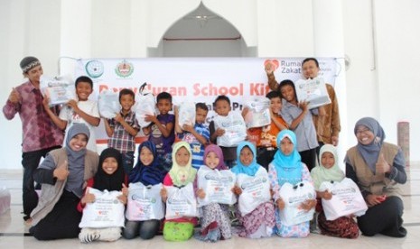 Beasiswa Ceria RZ untuk anak yatim korban tsunami Aceh.