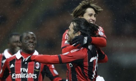 Bek AC Milan Mario Yepes merayakan golnya ke gawang Reggina dengan ...