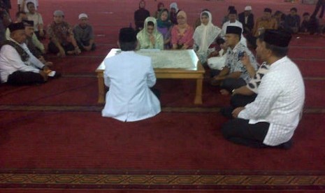 Bella Saphira saat mengucap dua kalimat syahadat di Masjid Istiqlal, Jakarta, Jumat (26/7) 