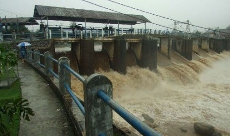 VIDEO PERKIRAAN BANJIR KIRIMAN JAM 3 PAGI SUNGAI KATULAMPA SIAGA 1 Prediksi Banjir Kiriman Pagi ini 05/03/2013