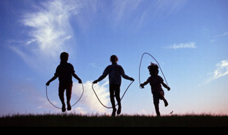Beraktivitas di luar seperti main lompat tali bisa membantu mengasah potensi anak dengan kecerdasan kinestetis