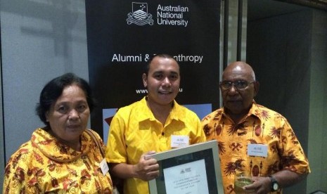 Billy bersama kedua orangtuanya ketika menerima penghargaan sebagai mahasiswa terbaik ANU. - See more at: http://www.australiaplus.com/indonesian/2015-08-12/putra-papua-lulusan-australia-akan-bertemu-presiden-obama/1480280#sthash.VPmCsVNE.dpuf