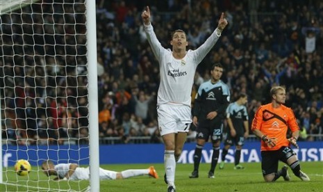 Bintang Real Madrid Cristiano Ronaldo merayakan golnya ke gawang Celta Vigo.
