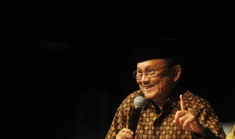 BJ Habibie menjadi pembicara dalam  HUT ke-19 Aji di Gedung Pusat Perfilman Usmar Ismail Jakarta