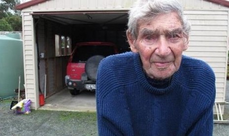 Kakek 105 Tahun Ini Masih Menyetir Sendiri