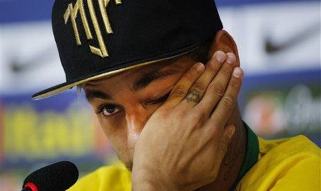 http://static.republika.co.id/uploads/images/detailnews/brazil-s-neymar-wipes-a-tear-during-a-press-conference-_140711092927-301.jpg