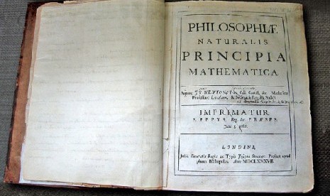 Buku Principia Mathematica karya Isaac Newton