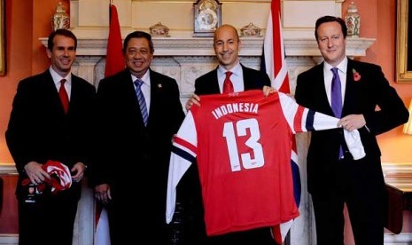 SBY Dapat Dua Kaos Arsenal 