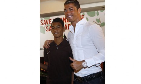  Cristiano Ronaldo (kanan) berfoto bersama anak yang selamat dari tsunami Aceh tahun 2004, Martunis (kiri) seusai memberi keterangan di Kuta, Bali, Rabu (26/6). 