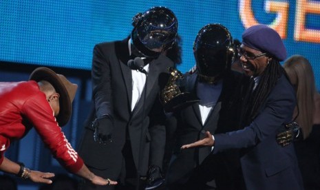 Daft Punk (memakai topeng), Pharrel Williams (kiri) dan Nile Rodgers (kanan) saat menerima penghargaan untuk kategori Best Pop Duo/Group Performance di ajang Grammy Awards 2014
