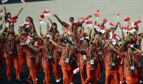  Defile kontingen Indonesia saat upacara pembukaan SEA Games ke-27 di Wunna Theikdi Sport Stadium, Naypyitaw, Myanmar, Rabu (11/12).  (Republika/Edwin Dwi Putranto)