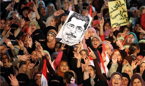 Demonstran Ikhwanul Muslimin menggelar aksi demonstrasi menentang penggulingan Presiden Muhammad Mursi di halaman Masjid Rabaa Al Adawiya, Kairo, Mesir. 