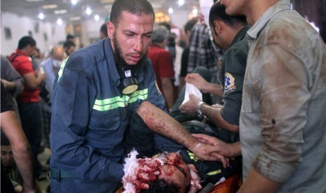  Demonstran yang mengalami luka dilarikan ke rumah sakit darurat di dekat Masjid Rabaa Adawiya, Cairo, Mesir, Rabu (14/8). 