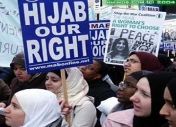 Demonstrasi menolak larangan Jilbab