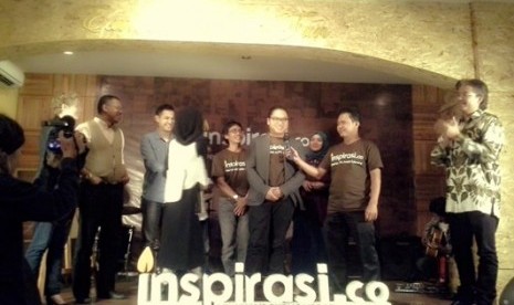 Direktur Lingkaran Survei Indonesia (LSI) Denny JA (kanan) dan Co-Founder inspirasi.co Fahd Djibran (ketiga dari kanan) saat peluncuran Denny JA's Public Library di Pisa Kafe Jakarta, Rabu (18/12) malam.