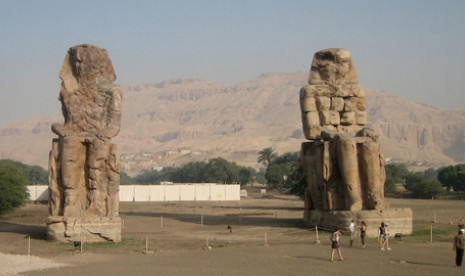 Dua Colossus Firaun Amenhotep III/  Flickr