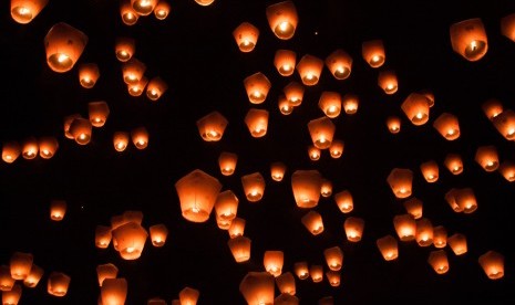 Ribuan Lampion Meluncur dari Candi Borobudur 