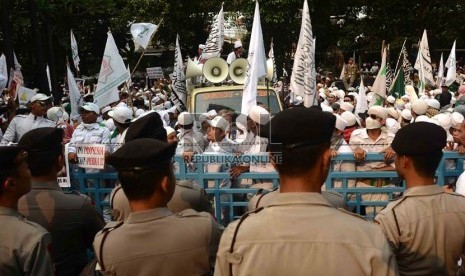  Forum Umat Islam menggelar aksi unjuk rasa menolak Miss World di depan Gedung Media Nusantara Citra (MNC), Jakarta, Jumat (6/9).  (Republika/Agung Supriyanto)