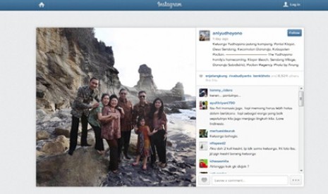  Foto Ibu Negara Ani Yudhoyono bersama keluarga sedang berpose di Pantai Klayar, Pacitan, Jawa Timur. Foto ini dipajang di akun instagram Ani Yudhoyono.