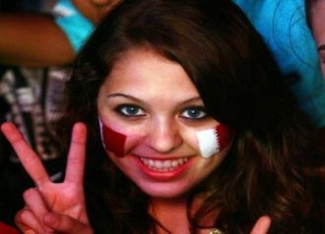 Gadis Qatar menyambut  kemenangan negaranya dalam voting penyelenggara Piala Dunia 2022